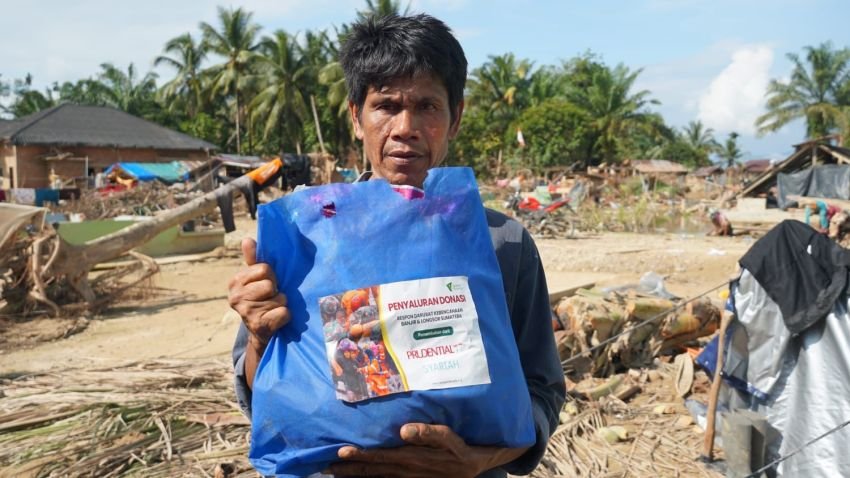 Prudential Syariah Serahkan Bantuan kepada 1.300 Korban Bencana di Aceh