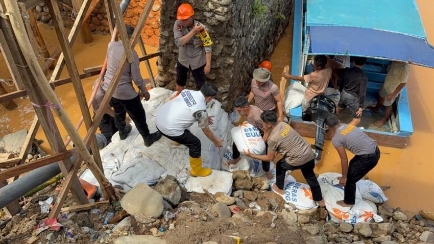 Kapolda Sumut Percepat Perbaikan Akses Jembatan Ambruk di Tapteng
