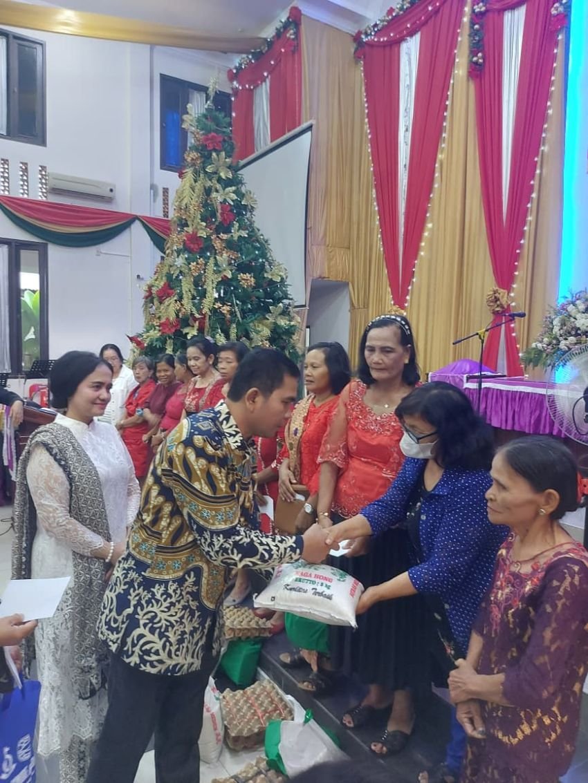 Anggota DPR RI Maruli Siahaan Berikan Tali Kasih Pada Perayaan Natal Tim Zending HKBP Distrik X Medan Aceh dan Parrengge-Rengge