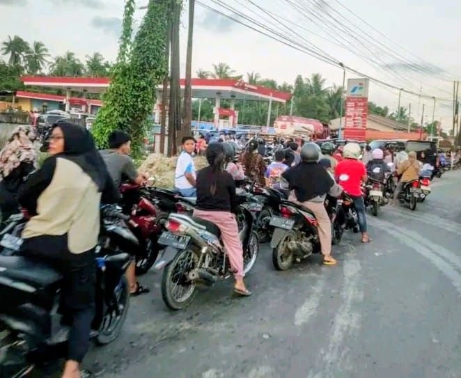 Sejumlah SPBU di Batu Bara Tidak Ada BBM, Pertalite di Tingkat Pengecer Rp20.000 perliter