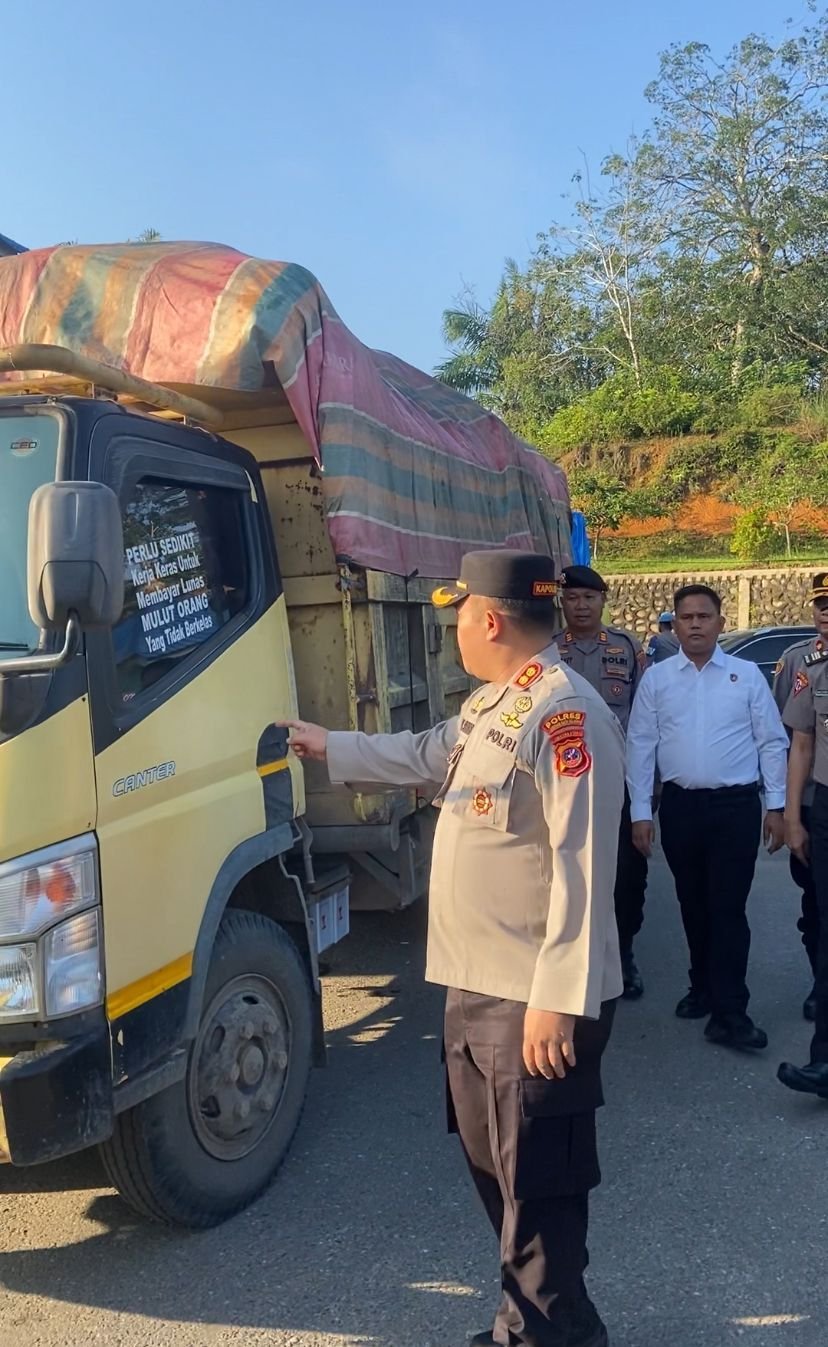 Polres Labusel Kirim Tiga Truk Bantuan untuk Korban Bencana di Batang Toru