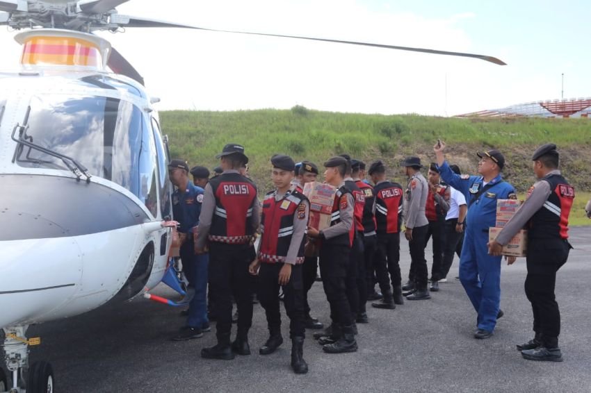 Helikopter Polda Sumut Kembali Distribusikan Bantuan Logistik di Sibolga dan Tapteng