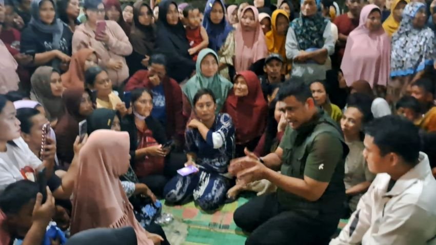 Kunjungi Lokasi Penampungan Warga Terdampak Banjir, Gubernur Bobby Nasution Berikan Bantuan 1 Truk Logistik