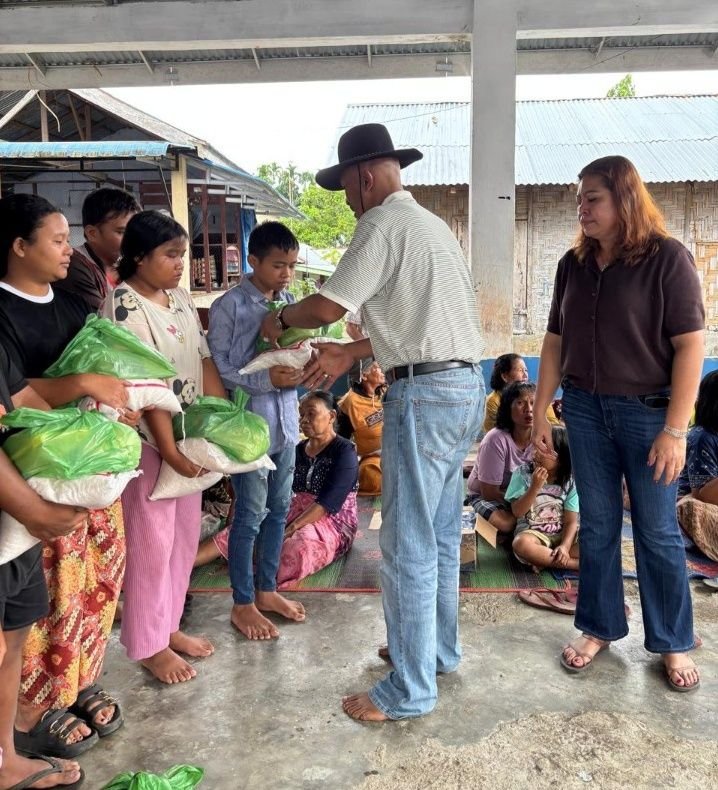 Pengusaha Pemandian Alam Kenan Berbagi Kasih Dengan Warga