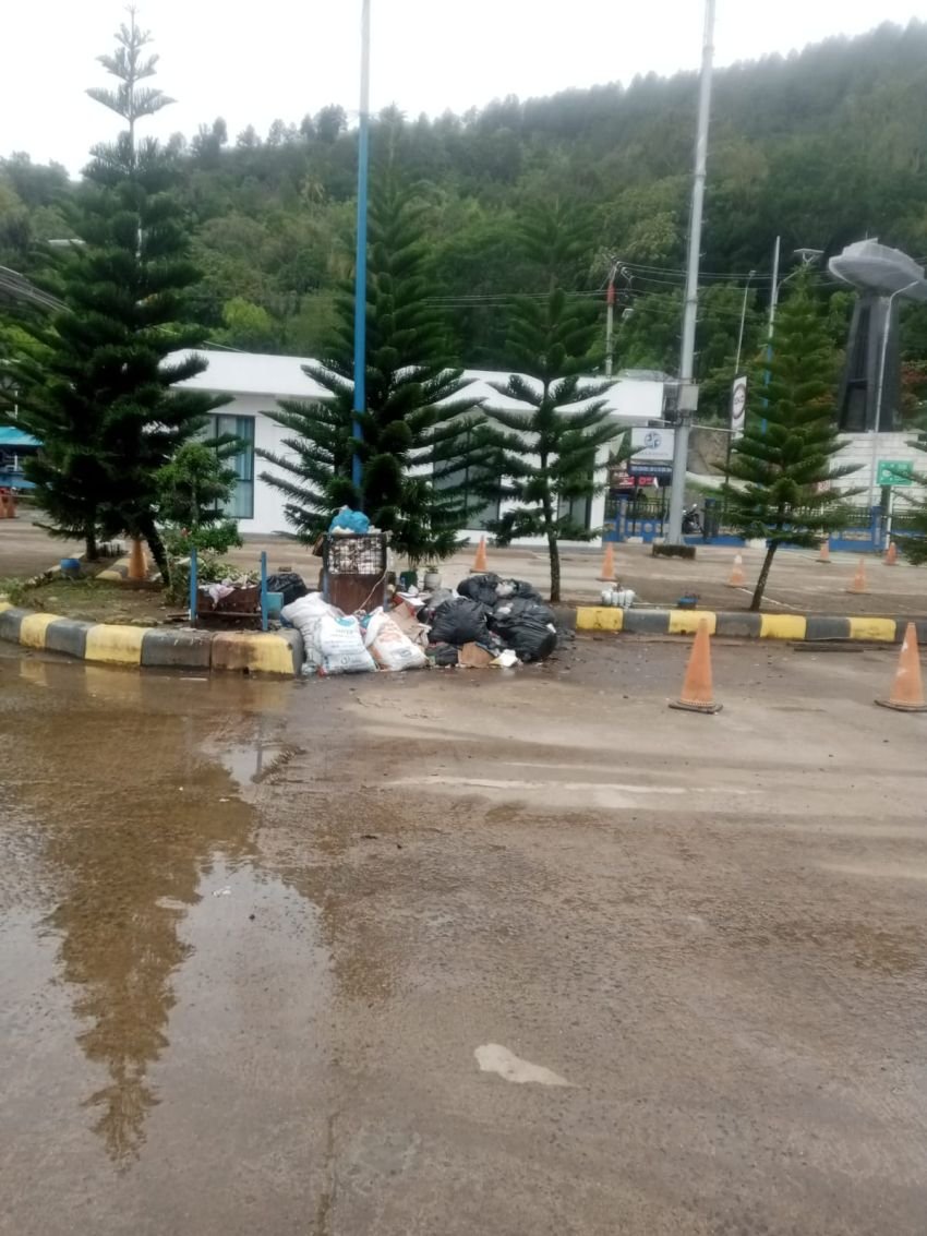 Wisatawan Keluhkan Tumpukan Sampah Tebar Aroma "Bau Busuk" di Pelabuhan Tigaras
