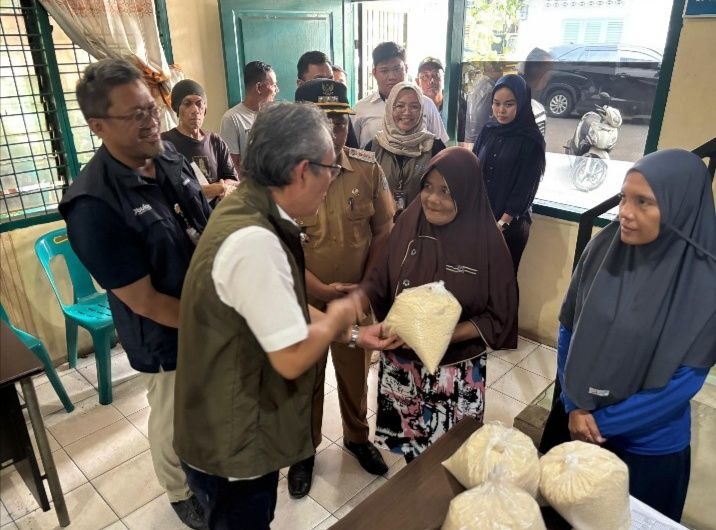 Direktur Keuangan Bulog Pantau Penyaluran Beras Bencana Alam di Sumut