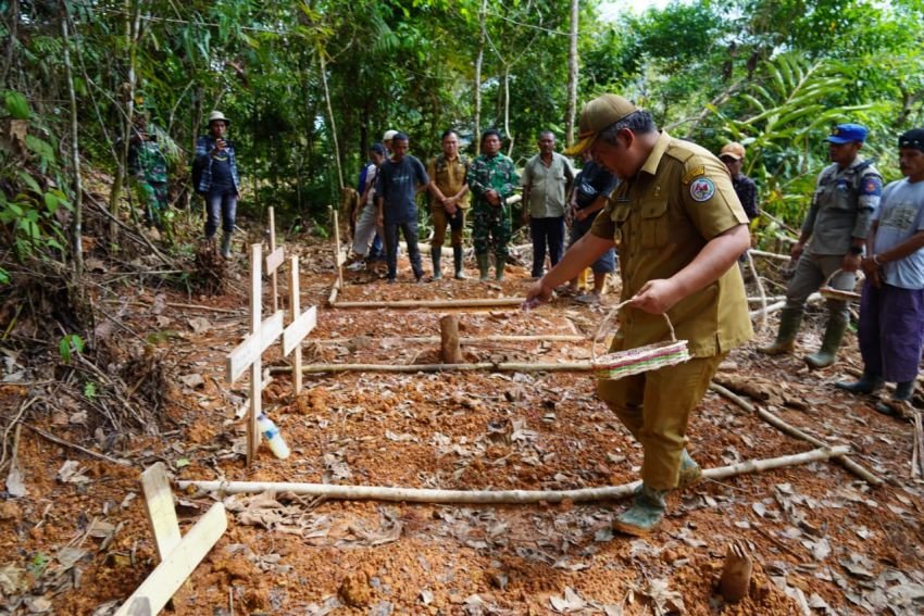 Tabur Bunga Tutup Pencarian Mayat Korban Longsor di Kecamatan Parmonangan
