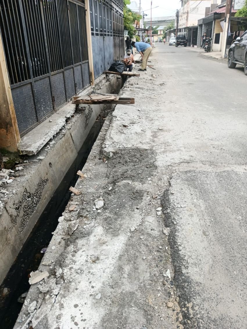 Camat Ingatkan Lurah Pembetonan Parit Jl Sikambing Sesuai Bestek