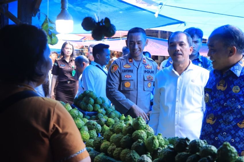 Wakapolres Samosir Bersama Forkopimda Pantau Harga Pasar dan Ketersediaan Sembako
