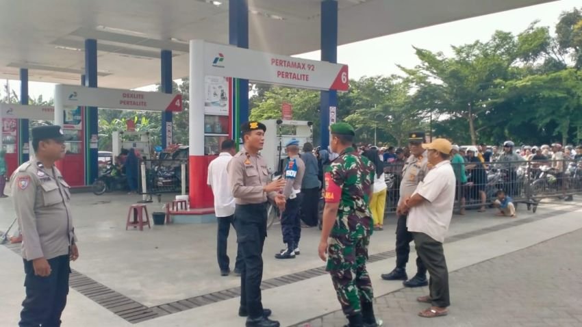 Polsek Pantai Cermin dan Koramil Cek Stok BBM, Perkuat Mitigasi Pasca Banjir  Personel Polsek Pantai Cermin bersama Koramil 08/PC dan perangkat desa m