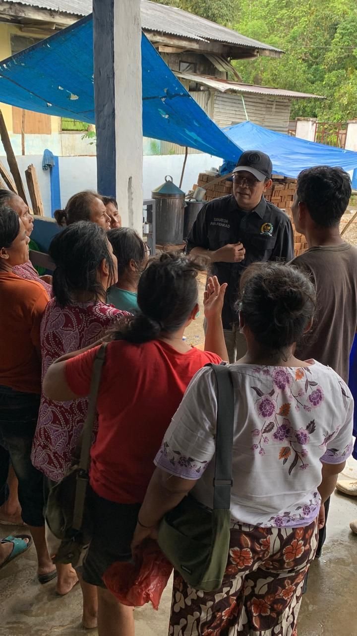 Anggota DPD Penrad Siagian Salurkan Bantuan untuk Warga Sitahuis yang Masih Terisolasi Pasca-Bencana