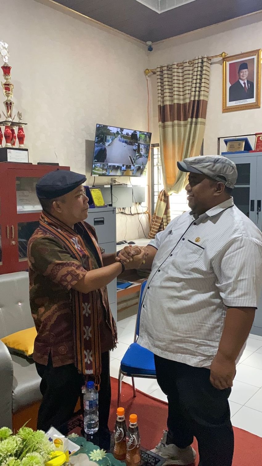 Akademisi Unimed Dr. Dion Sihombing Sambangi SMAN 1 Tiga Panah, Sampaikan Ucapan Selamat kepada Kepala Sekolah Baru