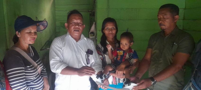 Anggota DPR RI Maruli Siahaan Kembali Tunjukkan Kepedulian, Serahkan kaki Terapi Kepada Anak Penderita Kaki Bengkok