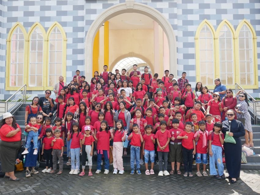 Anggota DPR RI Maruli Siahaan Kembali Berangkatkan Wisata Rohani Anak Sekolah Minggu HKBP Sion Nauli Griya Martubung