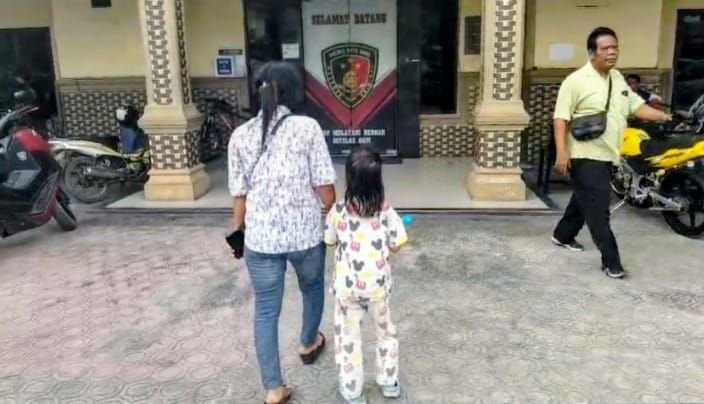 Ibu Rumah Tangga Desak Polisi Tangkap Terduga Percabulan Terhadap Anaknya &lrm;