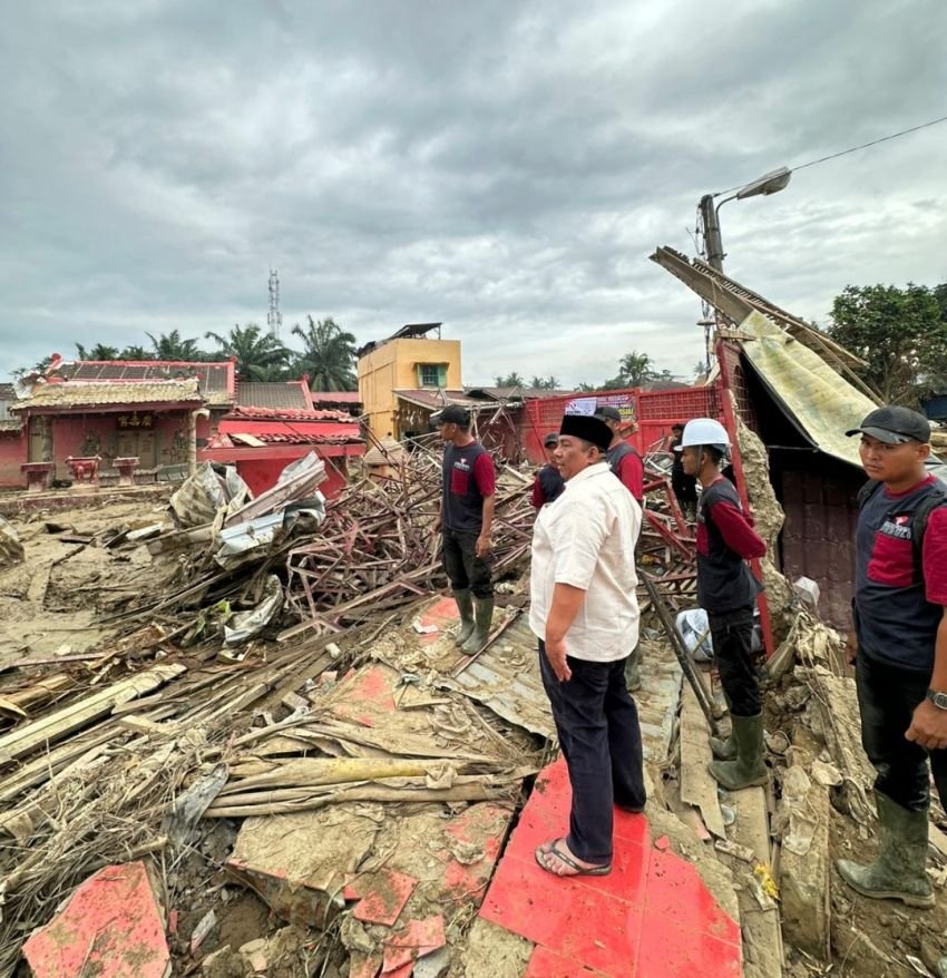 Pemuda Masjid Dunia dan Artha Graha Peduli Kerjasama Bersihkan Masjid dan Vihara di Lokasi Bencana.