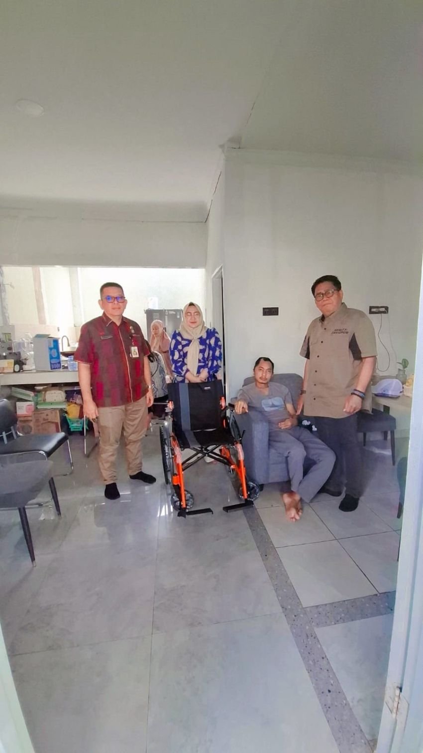 Respon Cepat Wali Kota Medan, Bantuan Kursi Roda Diserahkan kepada Ari Prasetyo