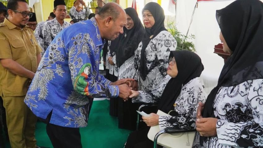 Bupati Syah Afandin Salurkan Donasi PGRI untuk GTK Terdampak Banjir di Tanjung Pura