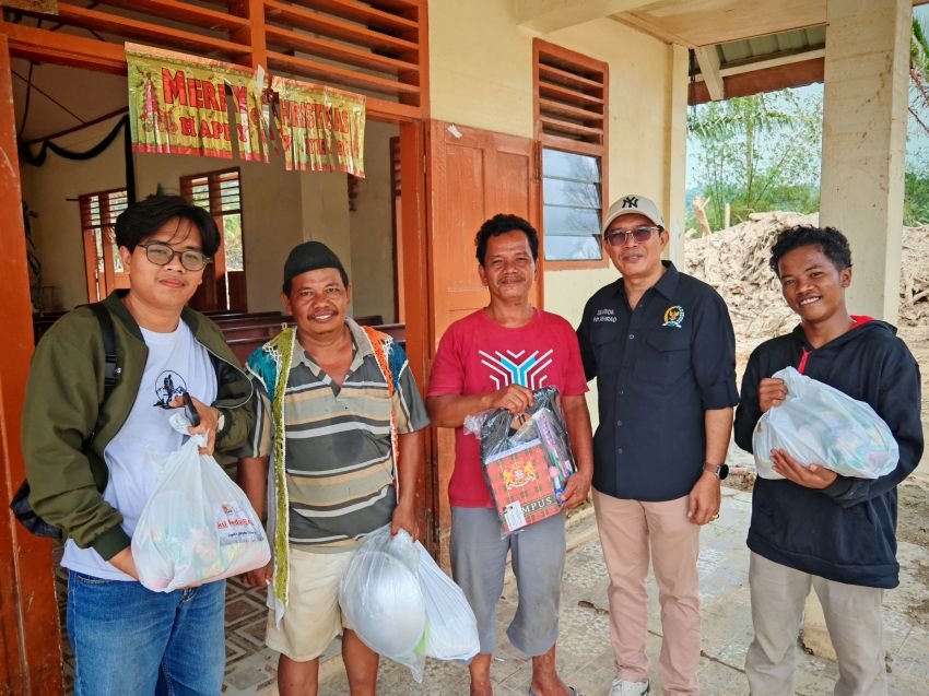 Salurkan Bantuan ke Tapanuli Raya, Anggota DPD Penrad Siagian Dorong Percepatan Rehabilitasi Bencana