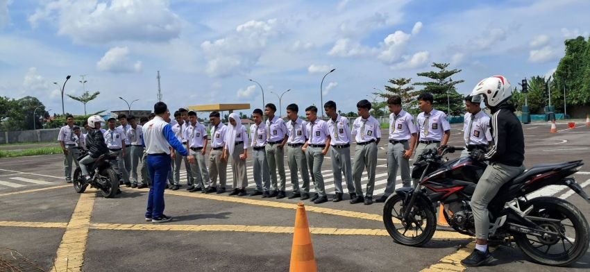 Honda Bekali Pelajar SMK Medan Pentingnya Jaga Jarak Aman di Jalan