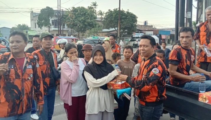 PAC PP Medan Tuntungan Bagi Takjil Depan Politekes Medan