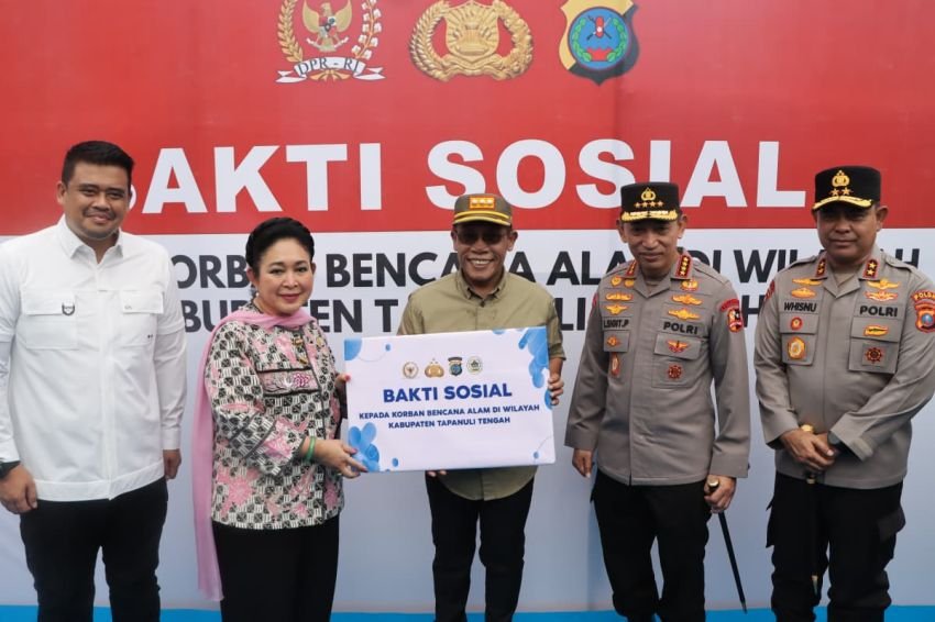Kapolri dan Ketua Komisi IV DPR RI Salurkan 16 Truk Bantuan untuk Korban Bencana di Tapanuli Tengah