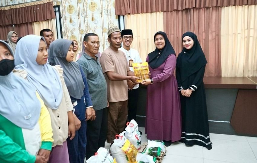 Ketua PKK Langkat Salurkan 50 Paket Sembako Untuk Dhuafa Dan Anak Yatim