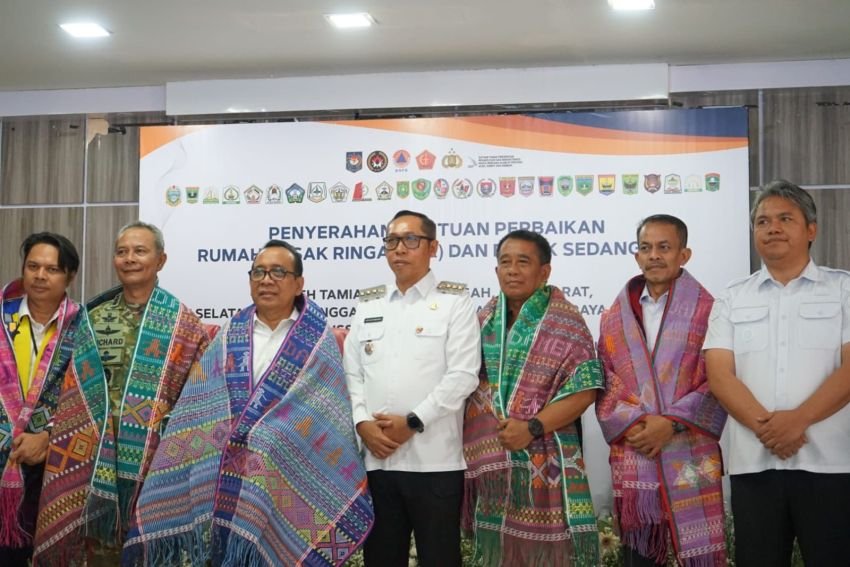 Menko PMK Serahkan Bantuan Stimulan Rumah Rusak Ringan dan Sedang di Tapanuli Utara