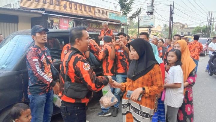 PAC PP Medan Tuntungan Bagi Takjil di Kemenangan Tani