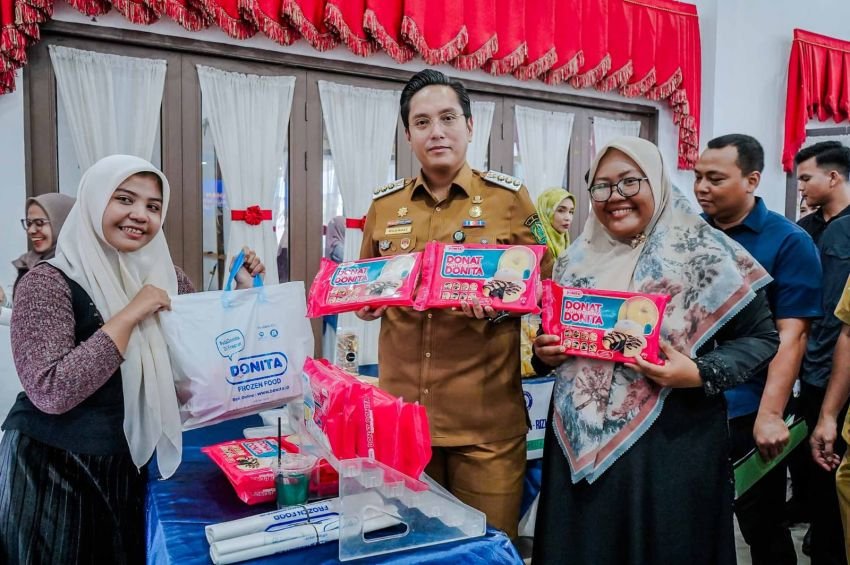 Perluas Pasar UMKM Medan, Rico Waas Serahkan Sertifikasi Halal Kepada 100 UMKM