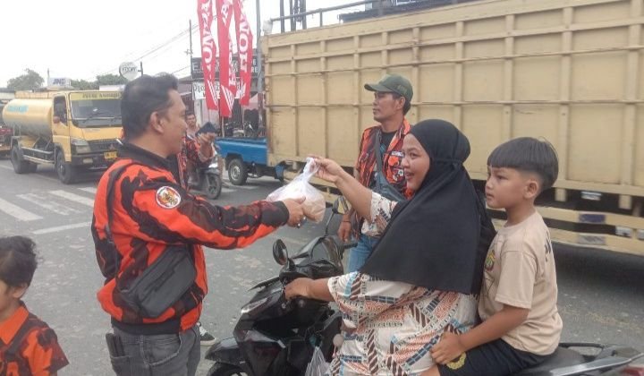 Keluarga Besar PP Medan Tuntungan Bagi Takjil