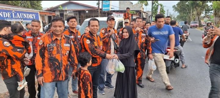 PAC PP Medan Tuntungan Bagi Takjil di Simalingkar B
