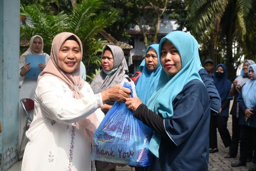 DWP Unimed Bagikan 256 Paket Sedekah Ramadan untuk Tenaga Kebersihan