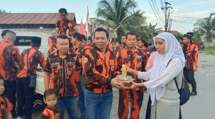PAC PP Medan Tuntungan Bagi Takjil di Namo Gajah