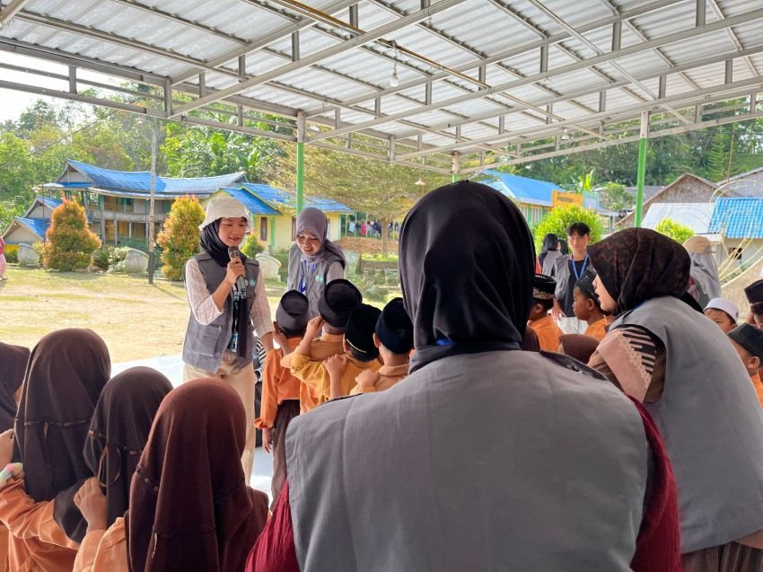 Mahasiswa FIP Unimed Pulihkan Mental Remaja Kampung Darussalam Pasca Banjir