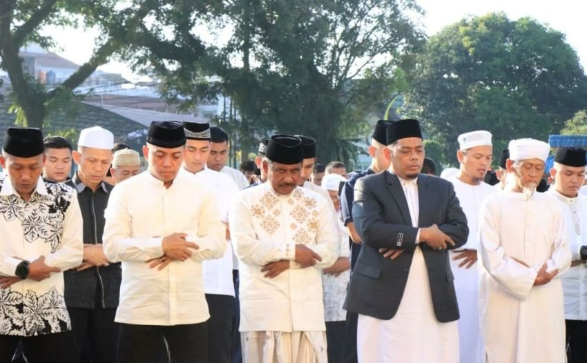 Wali Kota Binjai Sholat Idul Fitri Dilapangan Merdeka