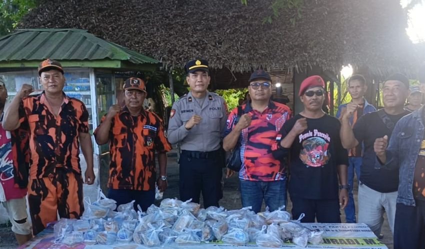 Pos Pantau Ops Ketupat Toba dan Pemuda Pancasila Berbagi Ratusan Takjil di Pantai Cermin