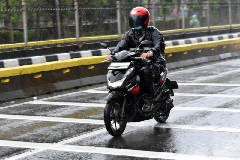 Begini Cara Cari Aman Pilih Mantel Hujan Untuk Berkendara