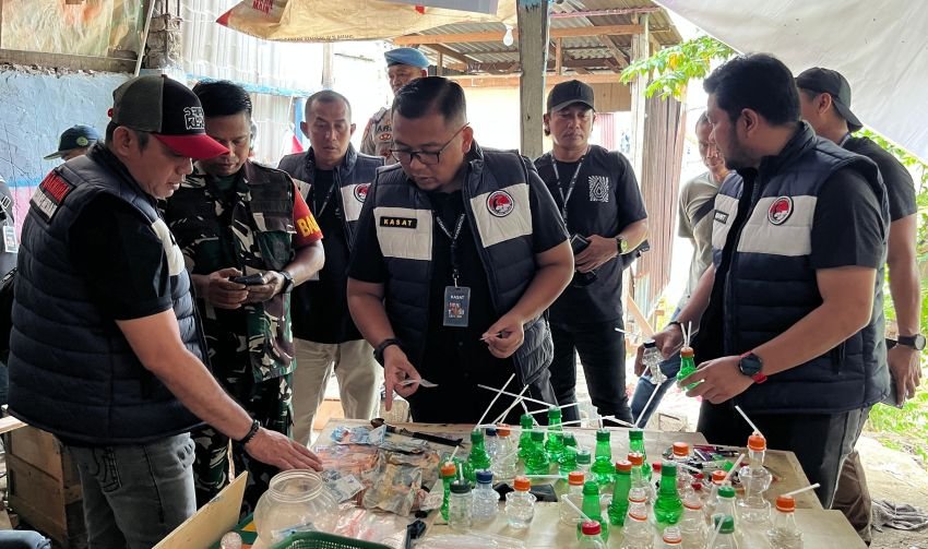 Barak Narkoba Mangkubumi Digerebek, Belasan Pria Lompat ke Sungai : Polisi Sita Sabu, Dollar Singapore, dan Sajam