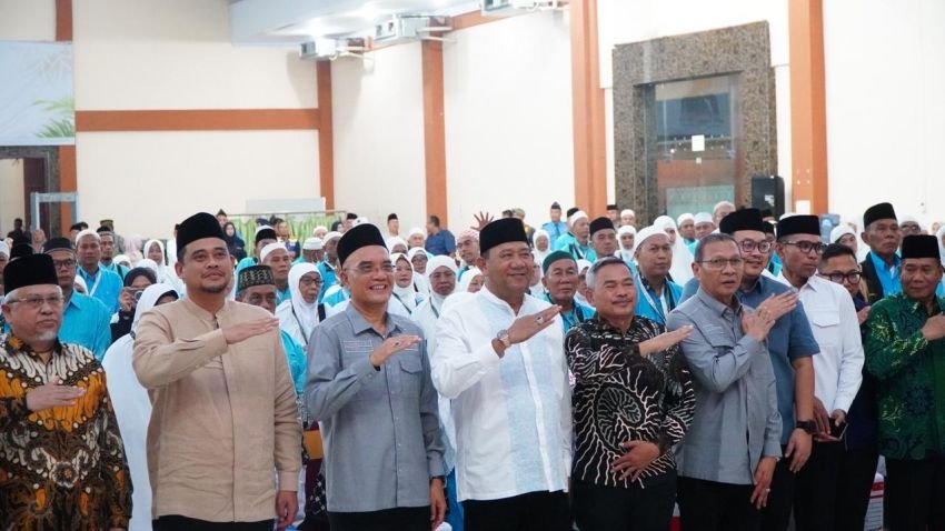 Gubsu Bobby dan Bupati Syah Afandin Lepas Kloter 2 Haji Langkat ke Tanah Suci Mekah
