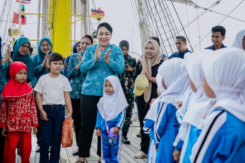 Airin Rico Waas Ajak Siswa PAUD dan TK Belajar Sambil Bermain di KRI Bima Suci