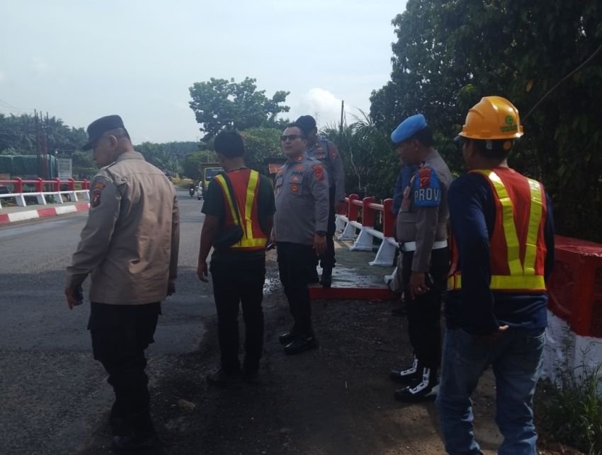 Tak Kunjung Diperbaiki, Kapolsek Kotapinang Turun Tangan Perbaiki Jembatan