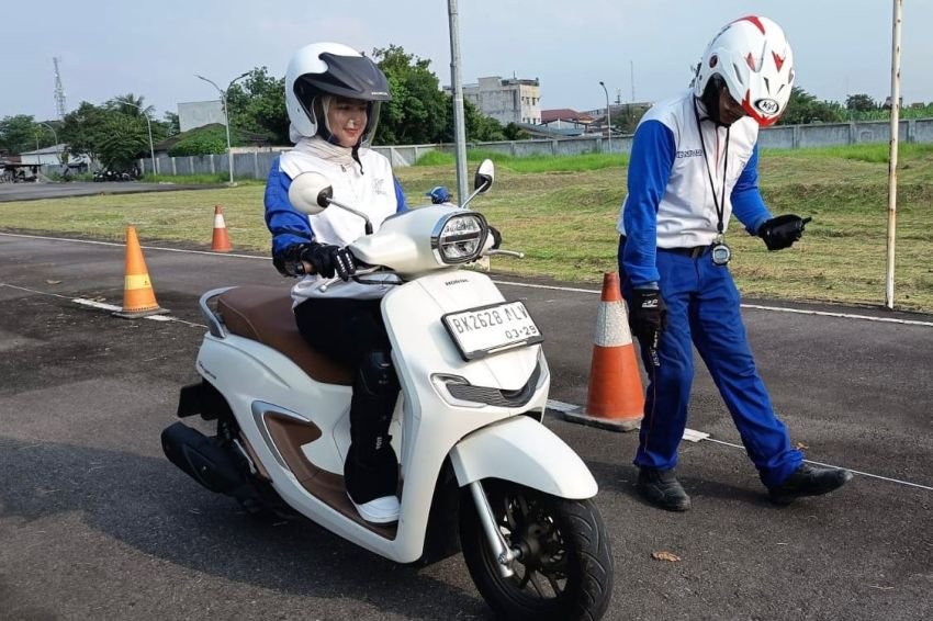 Berkendara Lebih Tenang, Ini Cara Cari Aman untuk Pengendara Wanita