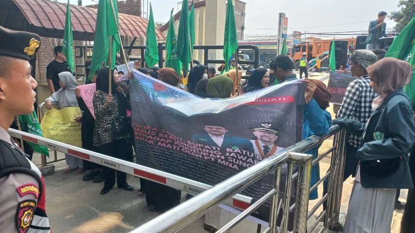 Pelajar Demo di Mapoldasu, Desak Bupati Batubara dan PT.MNA Diperiksa  Sekongkol Timbun Sungai Badak Mati Jadi Lokasi Industri