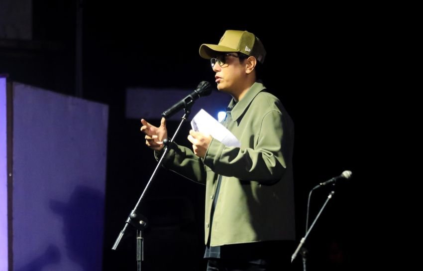 Rico Waas Rayakan Sastra Lewat Musikalisasi Puisi Kopi dan Kepo