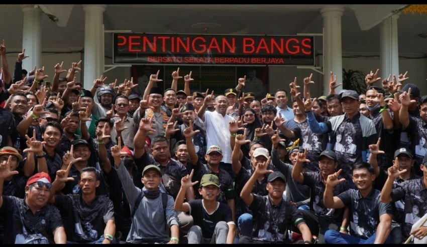 Bupati Syah Afandin Duduk Bersama Massa Aksi May Day, Tegaskan Komitmen Bela Hak Buruh