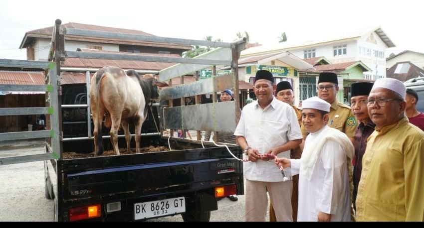 Bupati Syah Afandin Bersama Wabup Tiorita Berbagi Hewan Qurban Untuk Warga Besilam