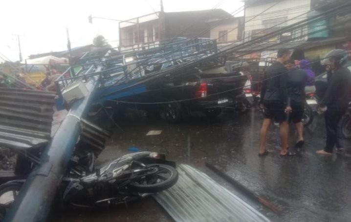 Tertimpa Tiang Reklame Dana, Mobil Hilux BK 8320 RH, Dua Unit Sepeda Motor Ringsek