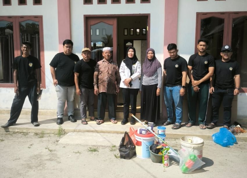 Tim Imigrasi Siantar Peduli Bersama ICMI Muda Renovasi dan Bersihkan Rumah Ibadah