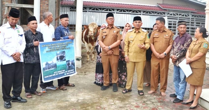 Bupati Serahkan Hewan Qurban Bantuan Presiden Ke Mesjid Al Aksho